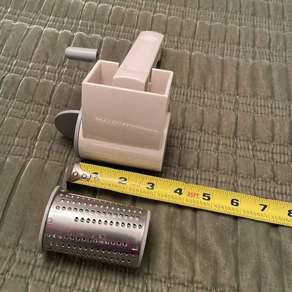 The Pampered Chef Deluxe Handheld Hand Crank Cheese Grater Zester Shredded - Picture 7 of 9